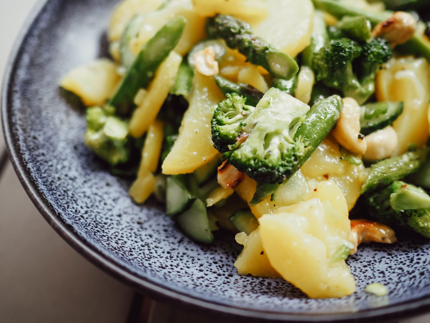 Perfekte Beilage Grillen - der Kartoffelsalat mit grünem Spargel