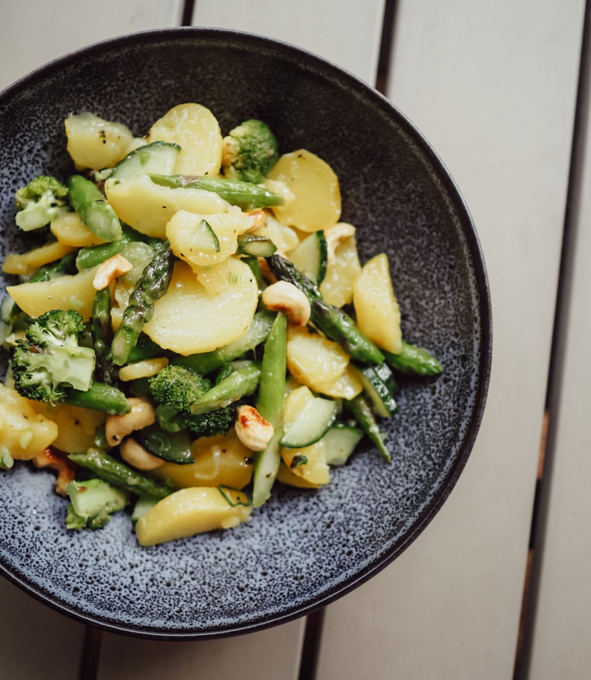 Perfekte Beilage Grillen - der Kartoffelsalat mit grünem Spargel